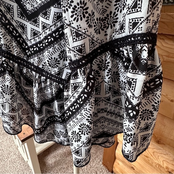 ABOUT A GIRL Black & White Chevron Graphic Asymmetrical Long Sleeve Blouse Sz L - Picture 13 of 13